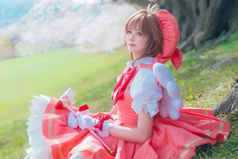 在櫻花樹下的《庫洛魔法使》COS写真「奇蹟美照」引起熱議，網友表示:從天而降的感覺太美了