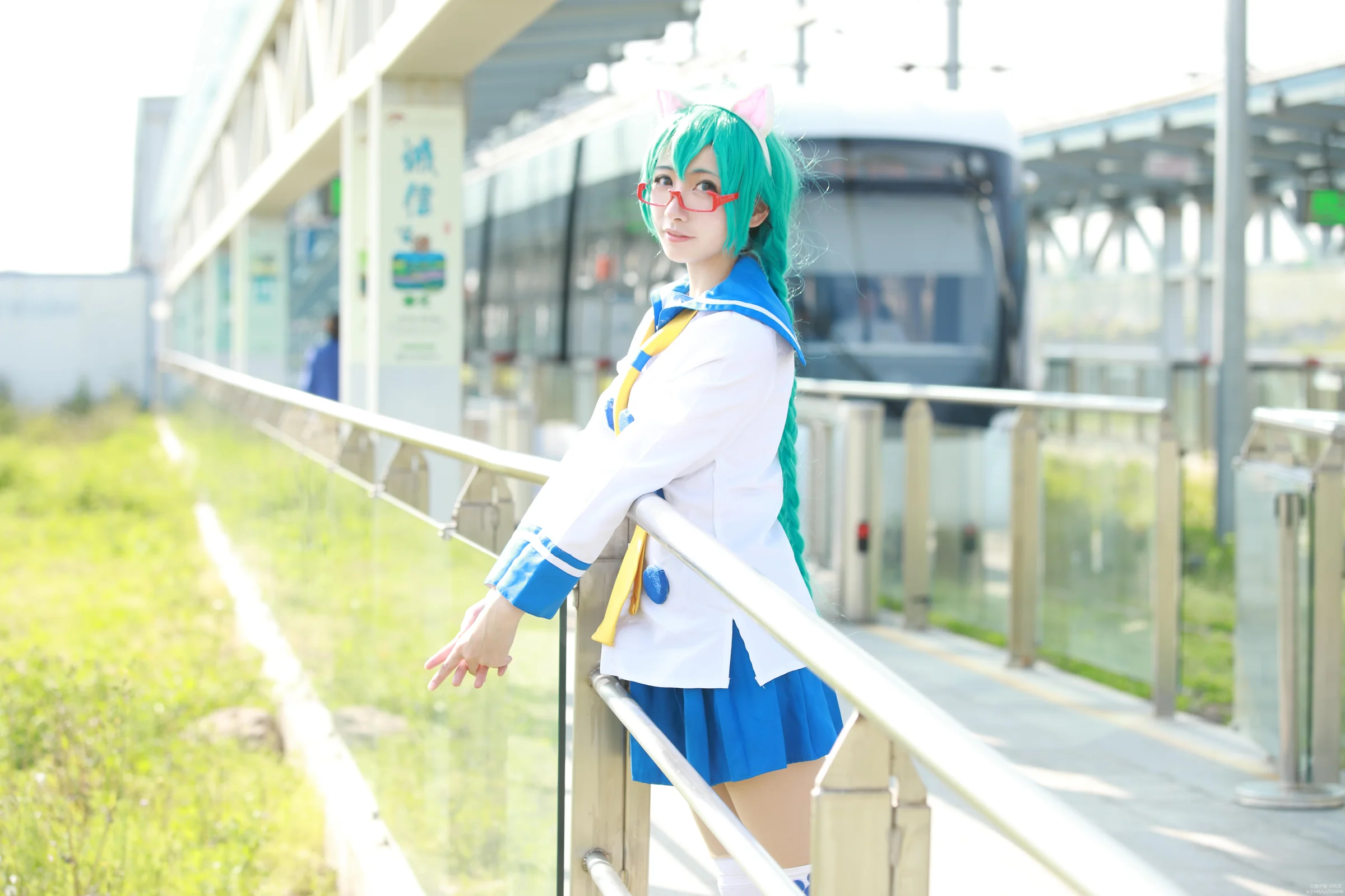 初音未来COS写真，快点喵，电车就要出发了