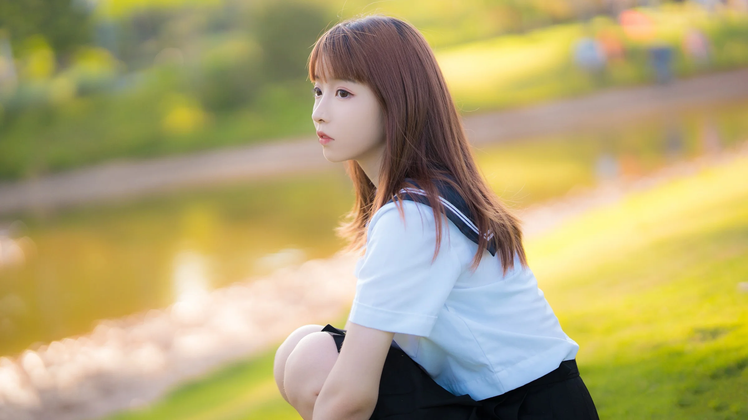 长发 学生 清纯 草地 美女 4k电脑壁纸 4k手机壁纸｜高清图片集