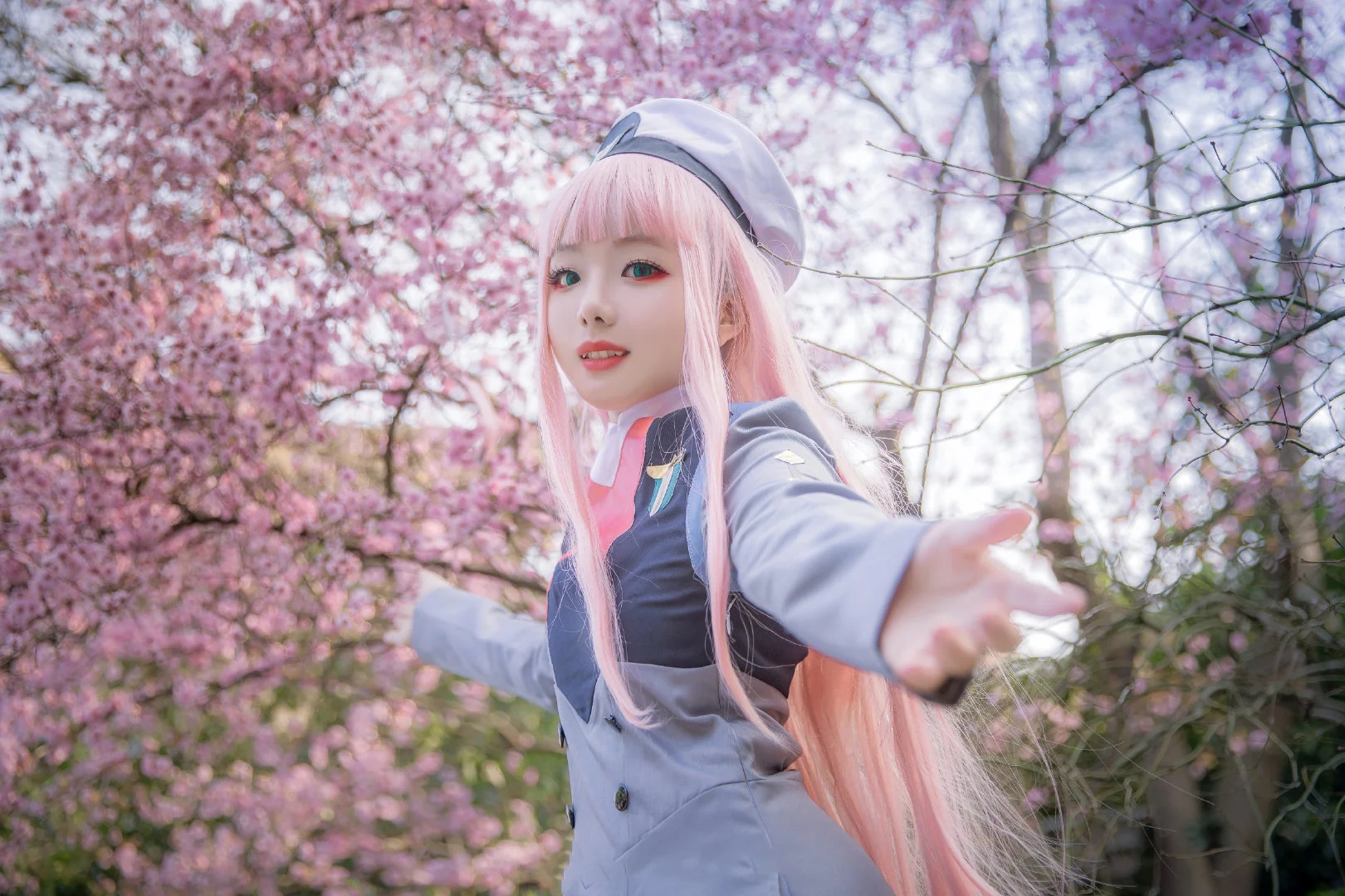 《DARLING in the FRANXX》02COS写真，樱花是像02头发一样漂亮颜色的花