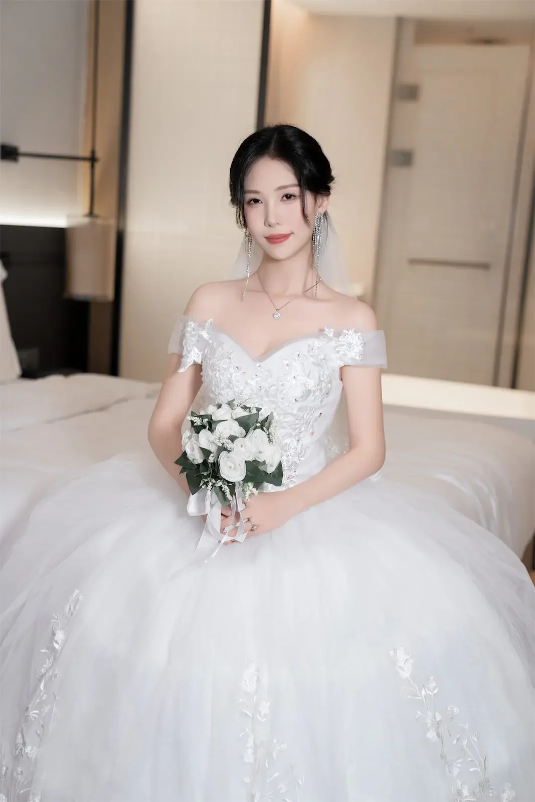 抖娘利世 – 婚纱下的秘密｜高清图片集