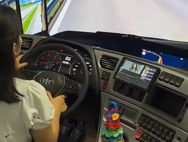 網路影片《卡車駕駛技能模擬器》片段，這油門踩了不放像極了好萊塢電影的卡車追逐戲(怕)｜高清图片集
