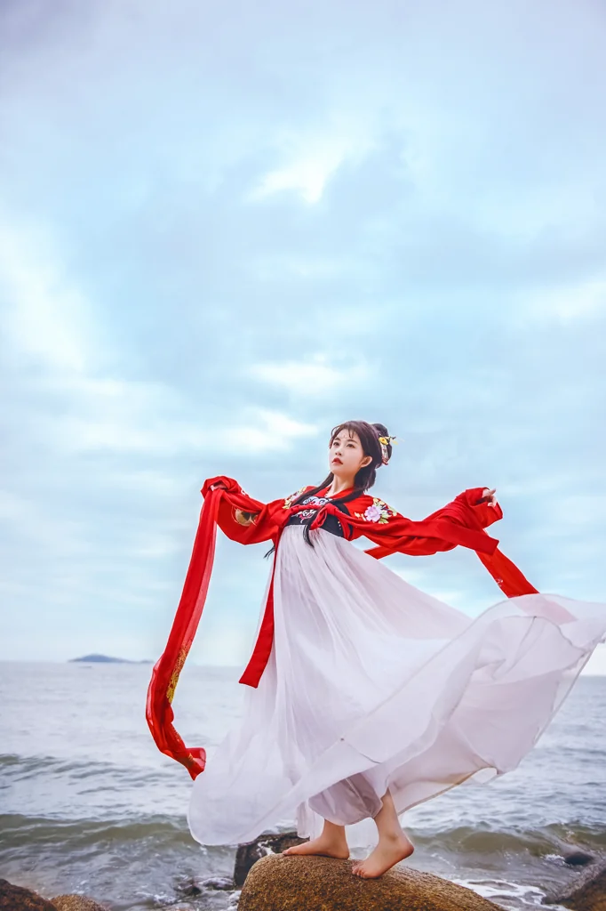 汉服写真，舞转回红袖歌愁敛翠钿
