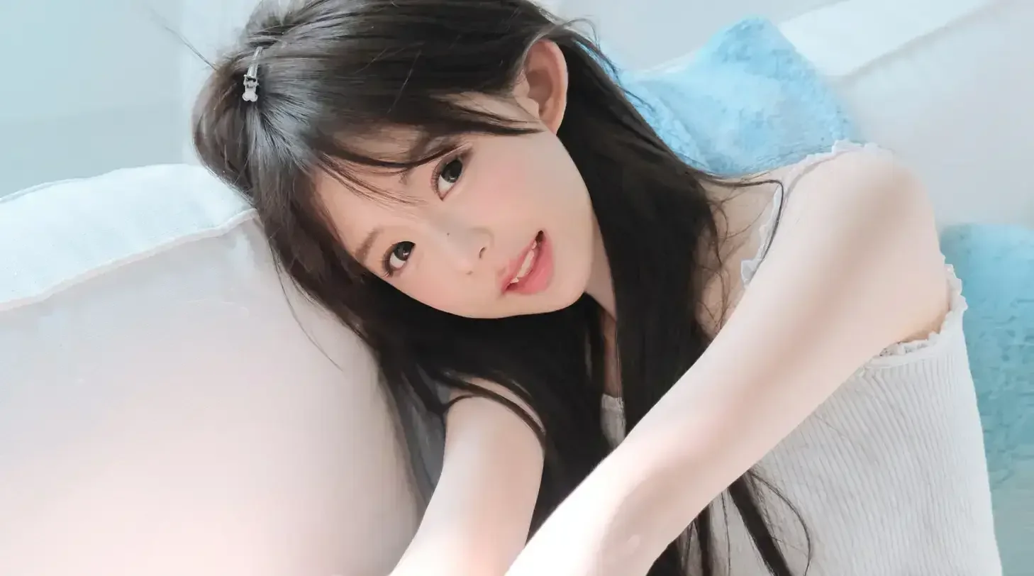 沙发 长发 女孩 4k壁纸｜高清图片集