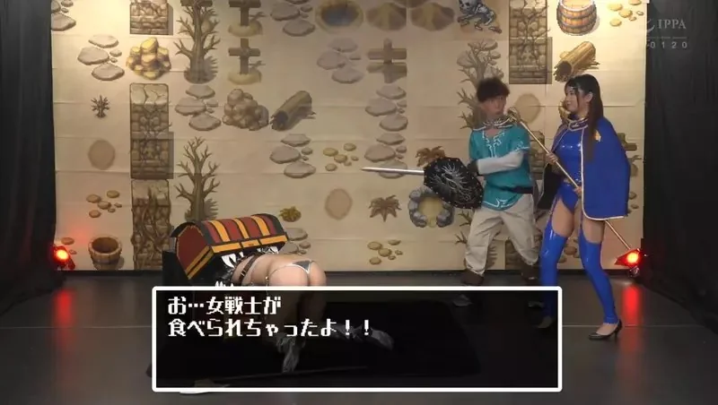 網友分享《女戰士被寶箱怪吃掉啦》趣味圖片，還以為是什麼惡搞的COS写真，結果真相是一支正義的片片？！