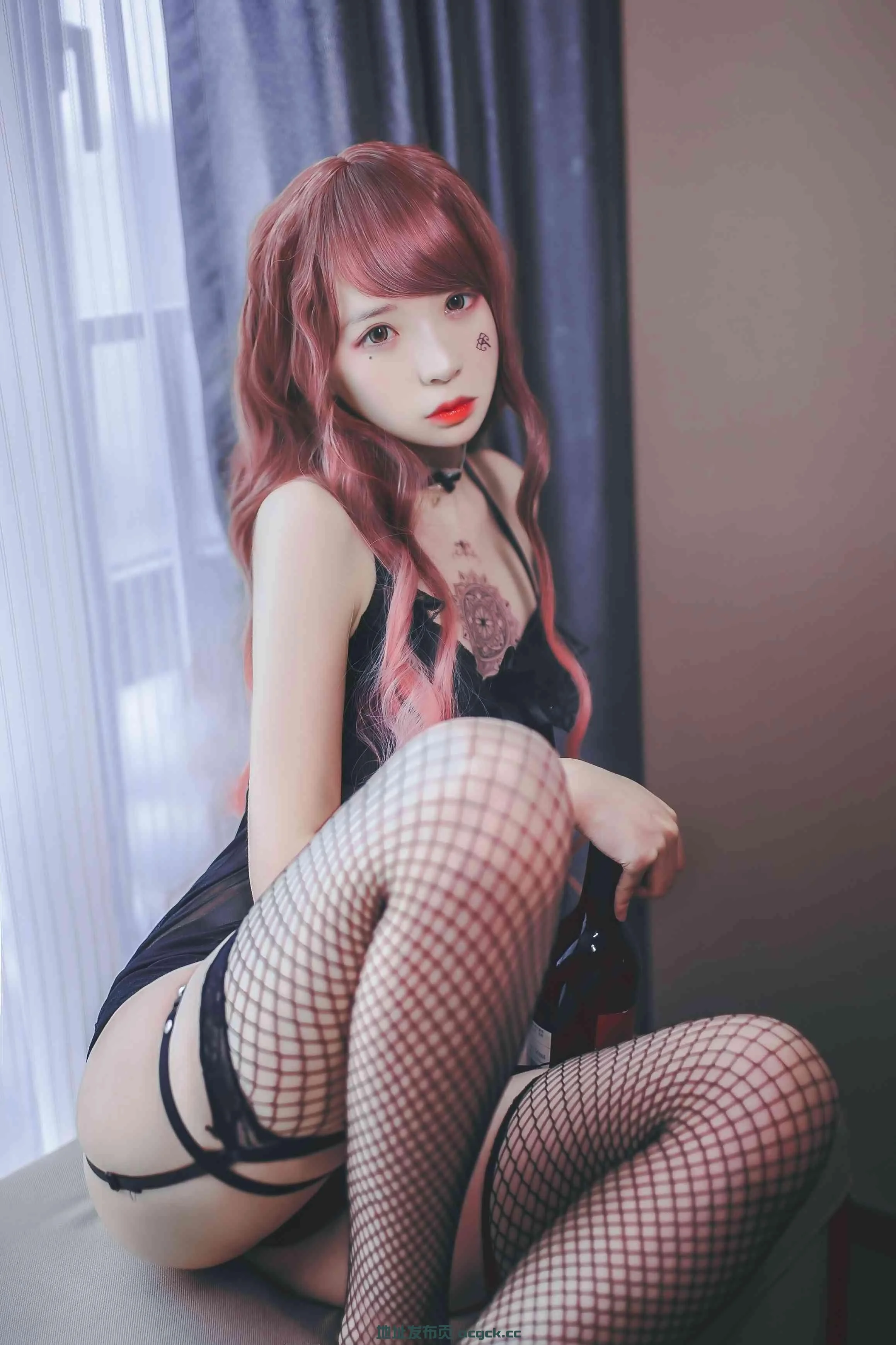 [COS写真]疯猫ss – 黑色吊带袜