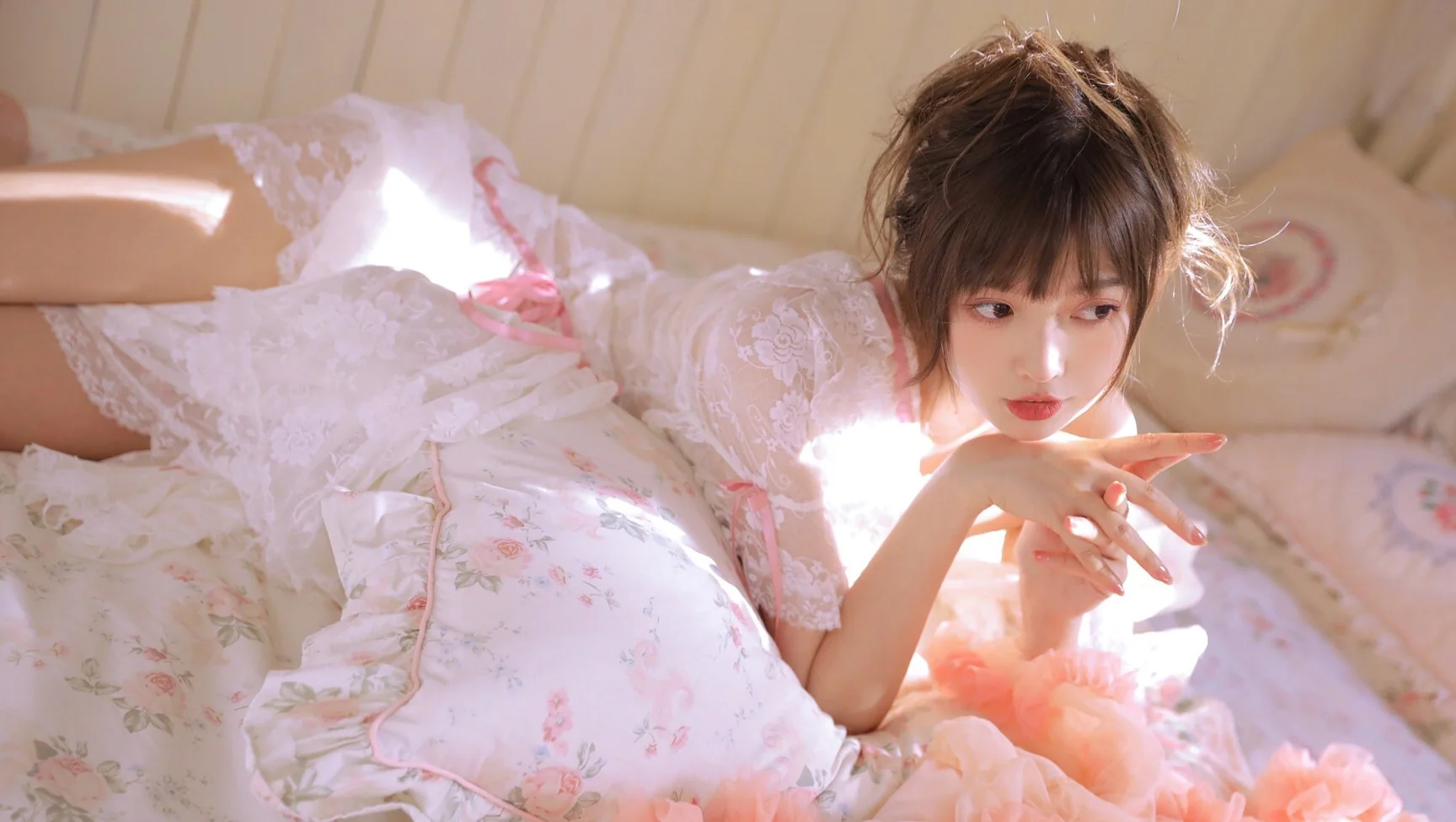 阳光 枕头 美女 温柔可爱 4K高清壁纸 4K手机壁纸｜高清图片集