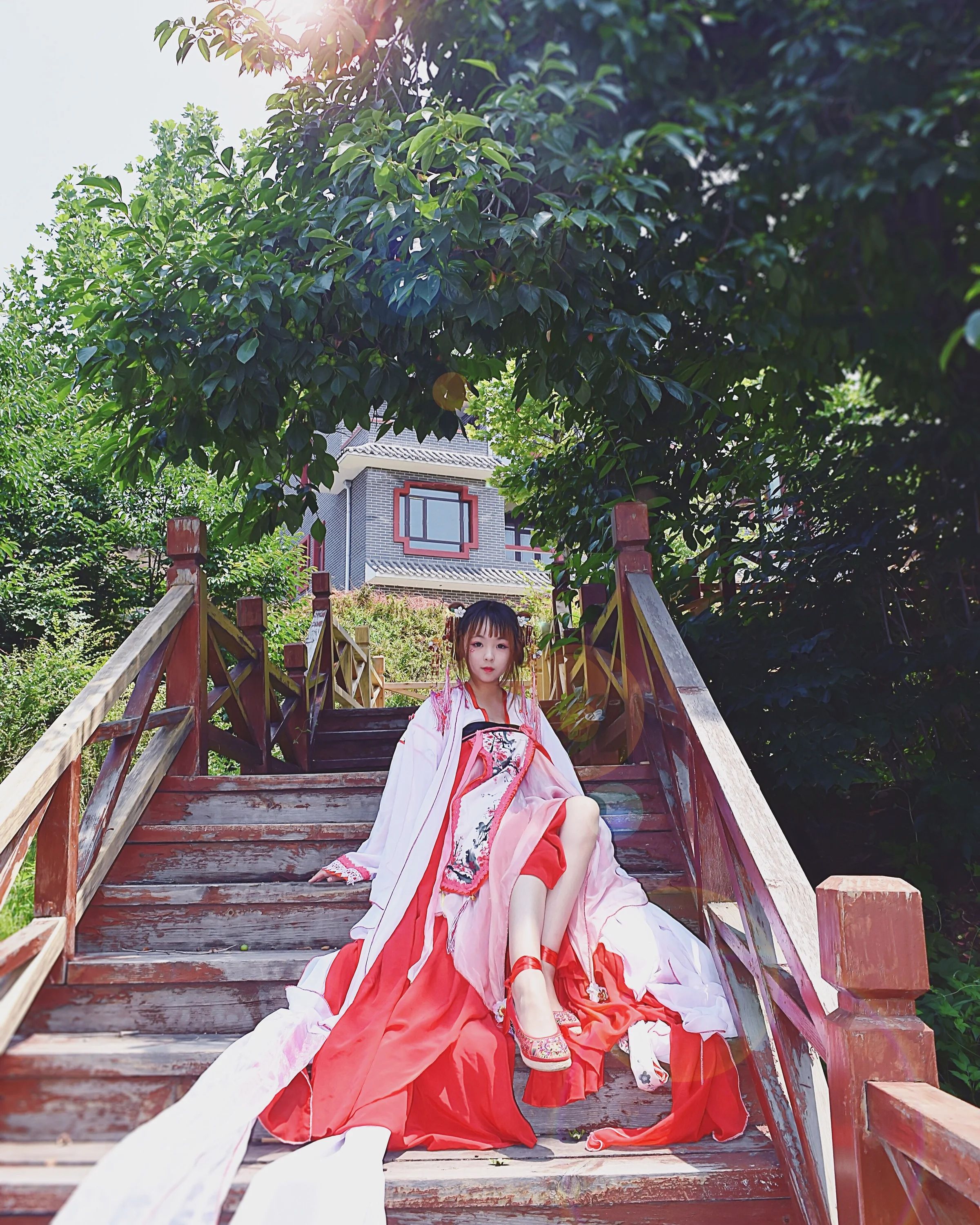 梅花拟人COS写真，粉墙低，梅花照眼，依然旧风味。露痕轻缀。疑净洗铅华，无限佳丽
