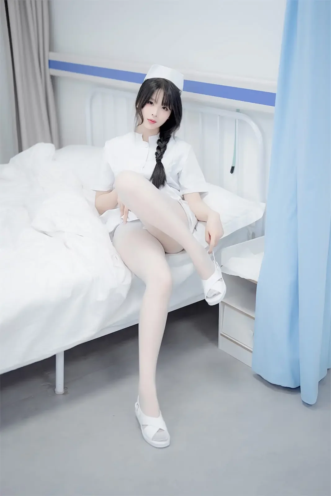 轩萧学姐 – 白丝小护士｜高清图片集