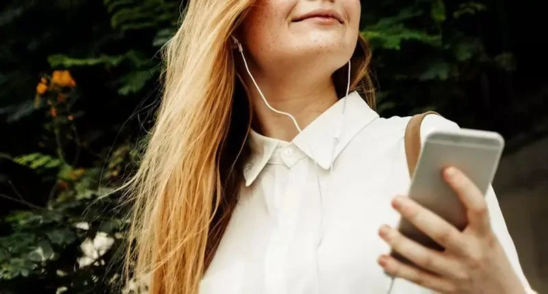 社群風潮《Z世代年輕人的iPod選擇》不為別的就為了閃掉智慧型手機的通知、訊息還有無止盡的演算法｜高清图片集