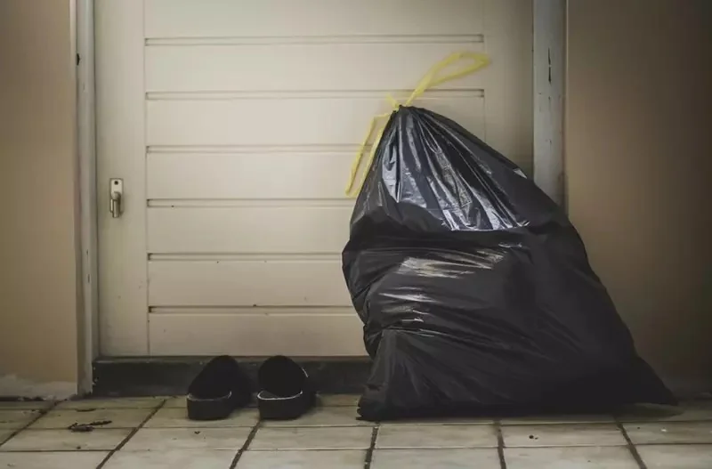 陽台太多鴿子來亂，網友就用塑膠袋做了一隻烏鴉結果發揮了奇效｜高清图片集