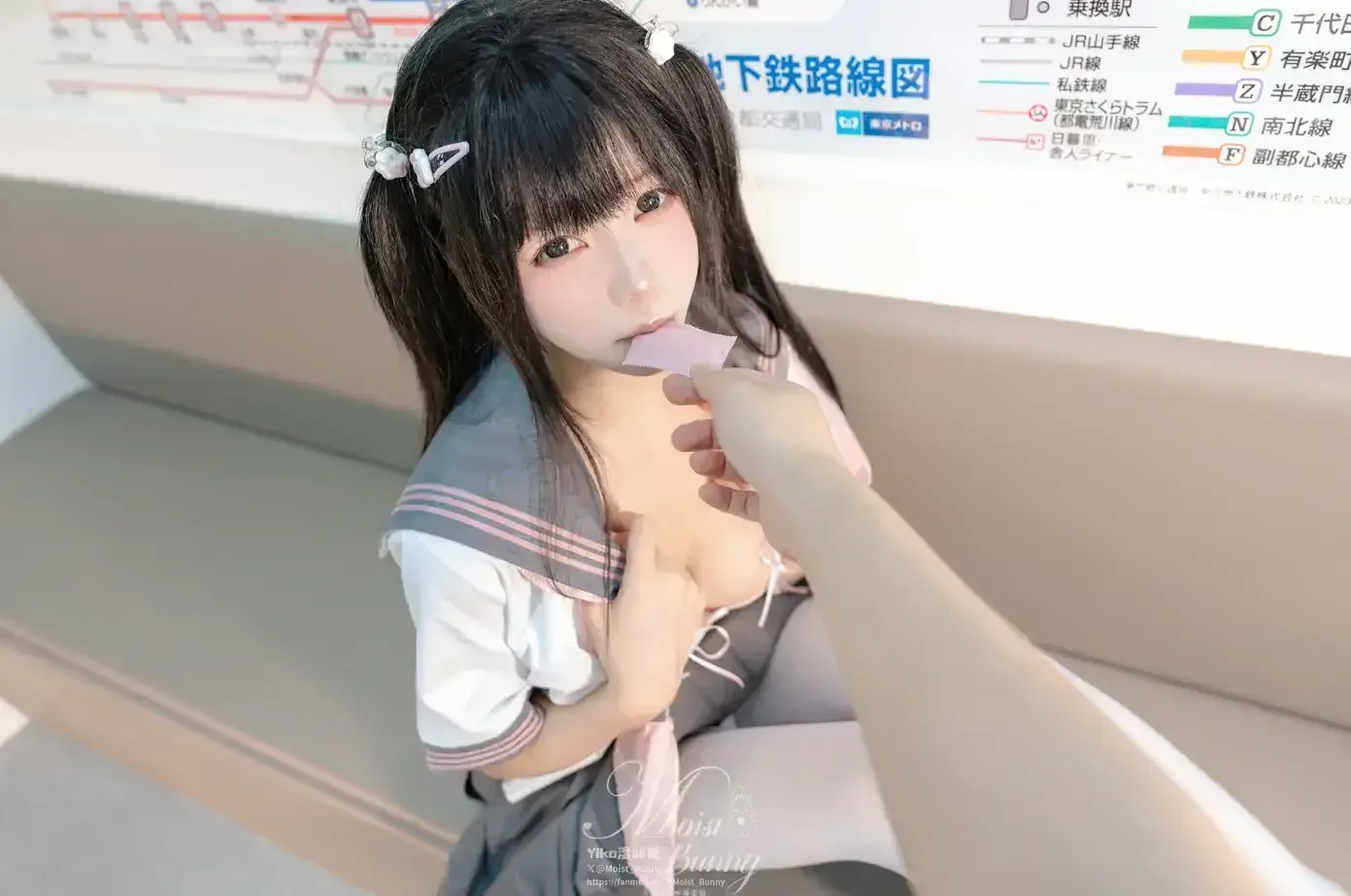 咬一口兔娘 – 12月作品『地铁萌妹』｜高清图片集