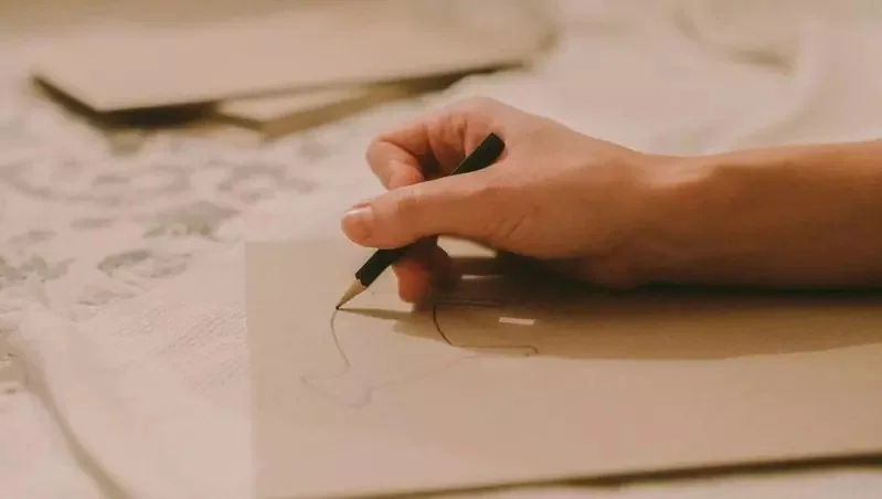 網友讓完全不熟《精靈寶可夢》的馬麻，僅憑文字說明試著描繪出外觀，結果有些驚人的相似，也有些非常特別的原創個體被畫了出來｜高清图片集
