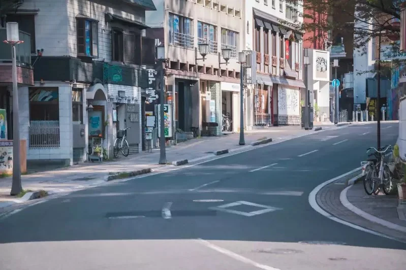 網友目擊《非常不自然的路邊長椅》原來設置在坡度陡的路段就只能犧牲視覺平衡感了｜高清图片集