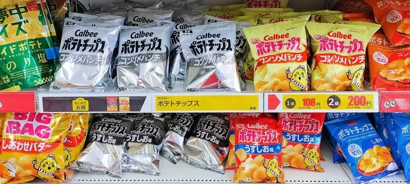 《卡樂比洋芋片黑白包裝》現在是網路畫師們的新玩具，因為眼前不就是塊可以畫畫的材料嗎｜高清图片集