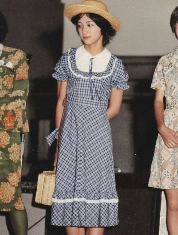 荒木飞吕彦16岁女装照疯传：网友惊呼“龙舌兰姑娘”｜高清图片集