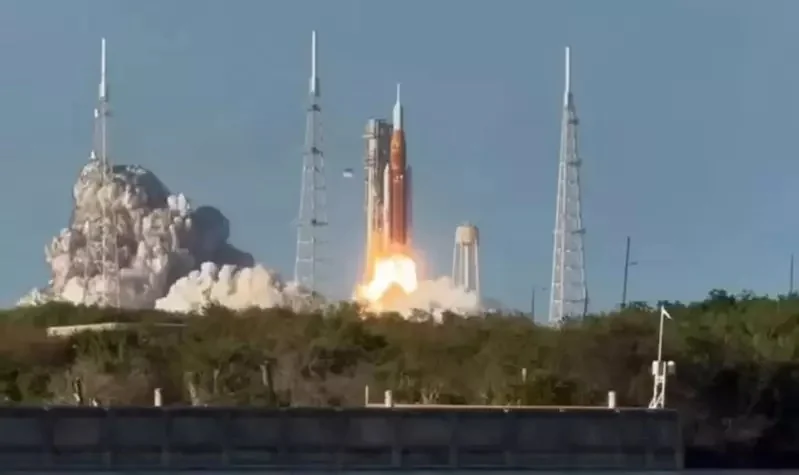 搭飛機看見《NASA火箭發射》親眼目睹「阿提米絲2號」升空這運氣真的爆棚｜高清图片集