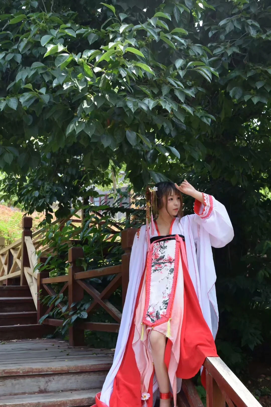 梅花拟人COS写真，粉墙低，梅花照眼，依然旧风味。露痕轻缀。疑净洗铅华，无限佳丽