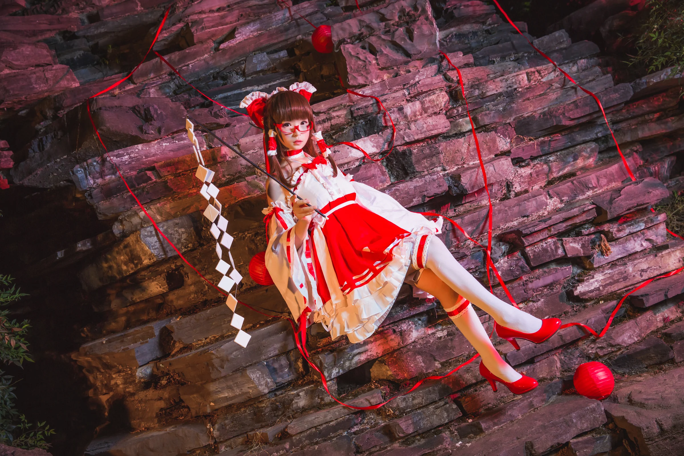 东方project博丽灵梦COS写真，眼镜娘~~