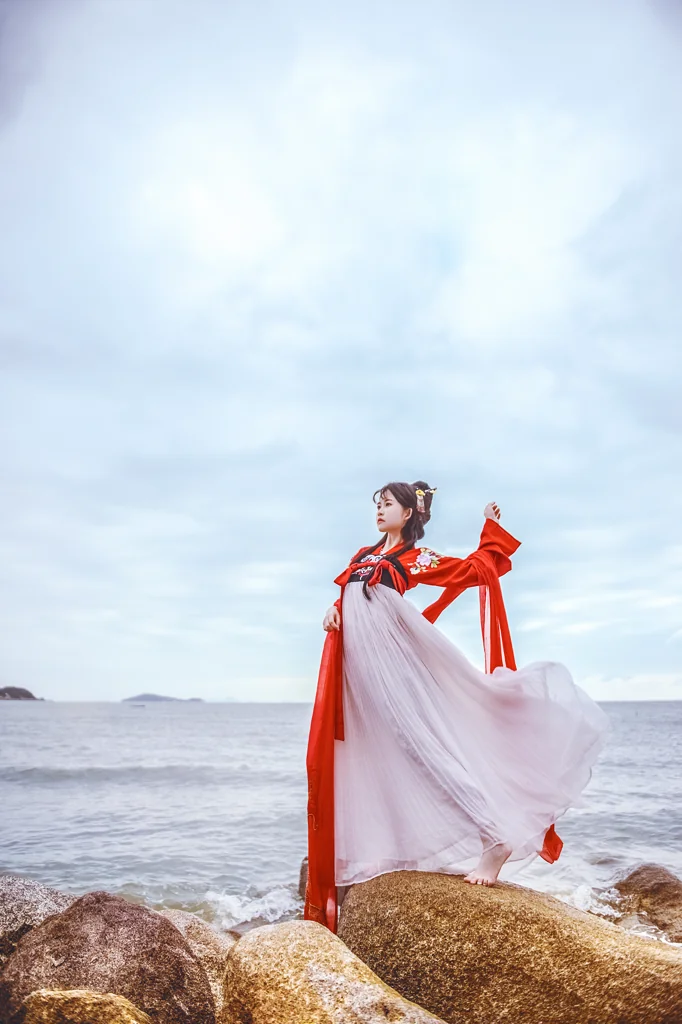 汉服写真，舞转回红袖歌愁敛翠钿