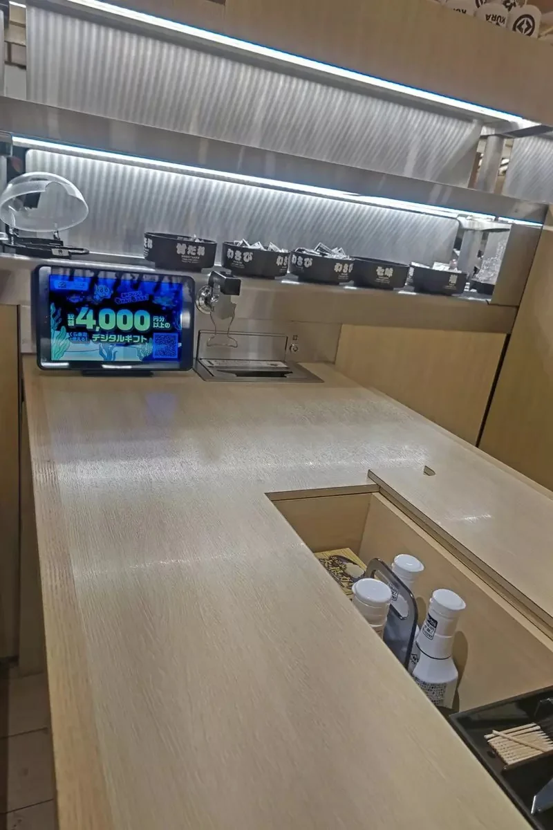 吃藏壽司的時候把裝了木質手機殼的手機放在桌上 想不到竟然完全與桌面融為一體！？｜高清图片集