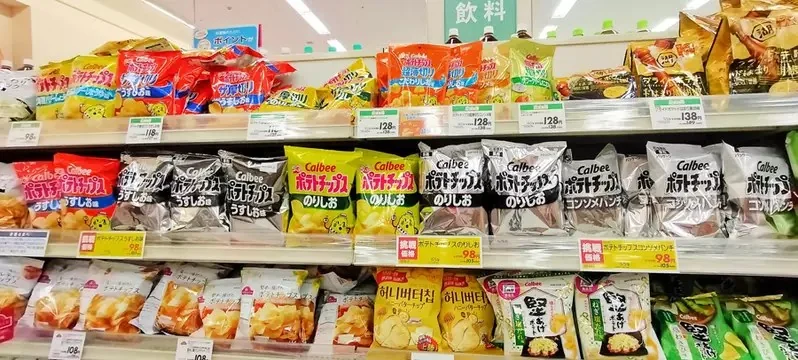 《卡樂比洋芋片黑白包裝》現在是網路畫師們的新玩具，因為眼前不就是塊可以畫畫的材料嗎｜高清图片集