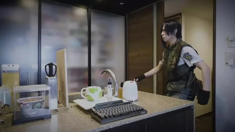 日本coser模仿《舊版惡靈古堡》回復藥草的正確食用方式，原來搭配燒肉會更加美味啊(口水)