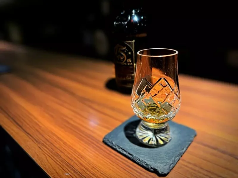 《酒吧禮儀》坐在吧檯需不需要摘下手錶？如果摘下來店家會很感謝你｜高清图片集