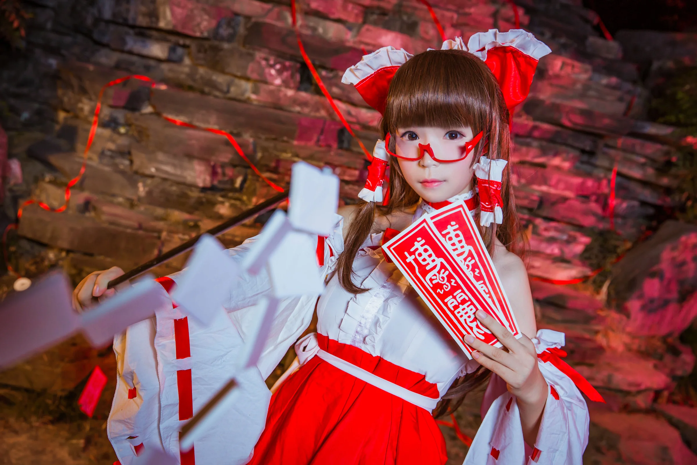 东方project博丽灵梦COS写真，眼镜娘~~