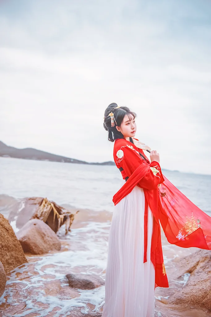 汉服写真，舞转回红袖歌愁敛翠钿