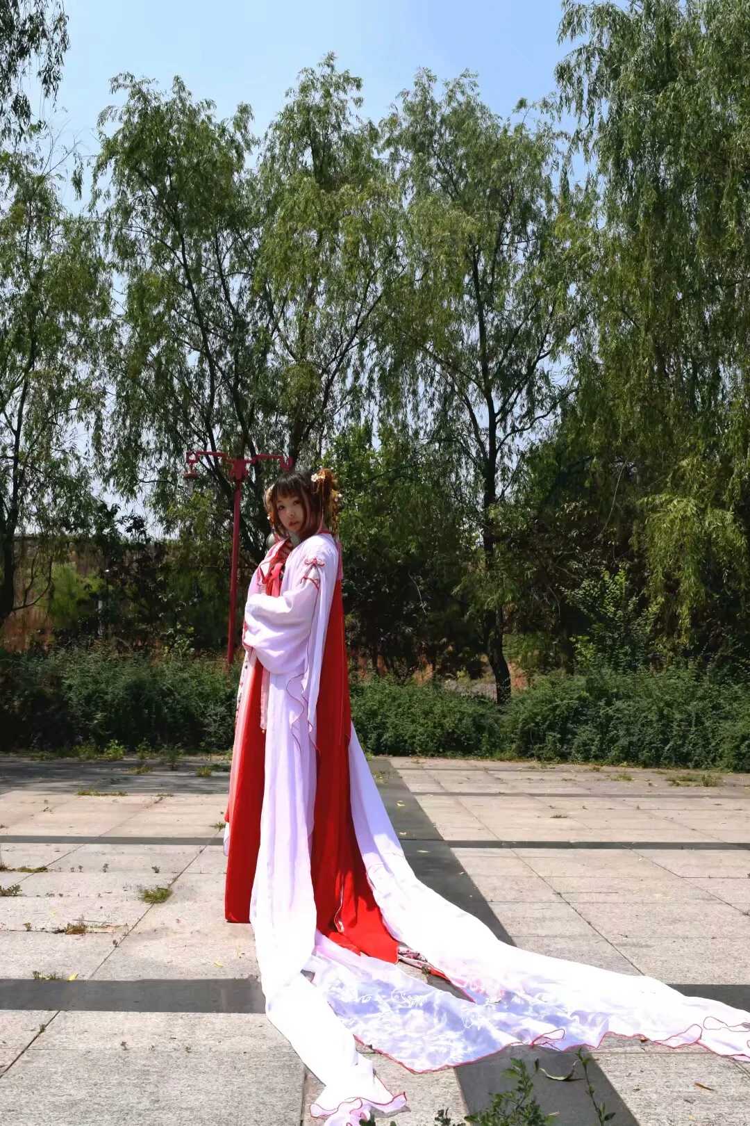 梅花拟人COS写真，粉墙低，梅花照眼，依然旧风味。露痕轻缀。疑净洗铅华，无限佳丽