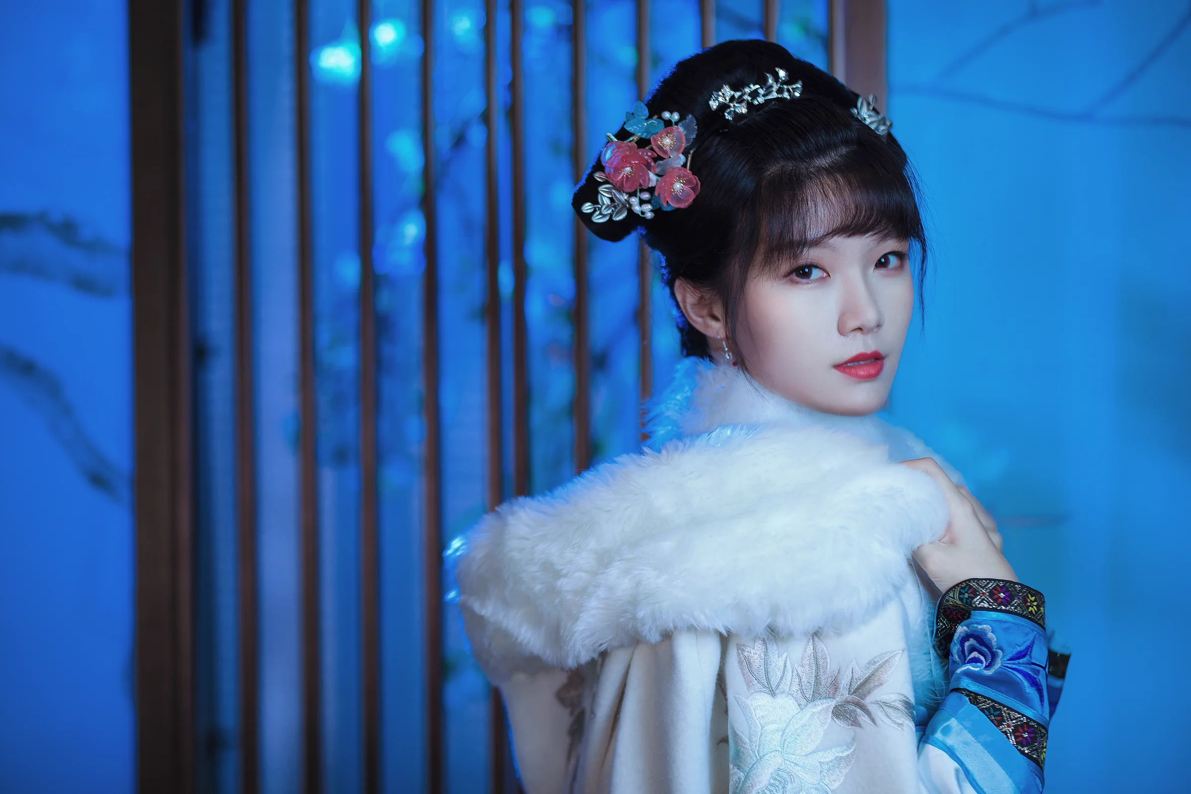 电视剧《甄嬛传》COS写真剧情【第一章 雪夜倚梅 逆风解意】
