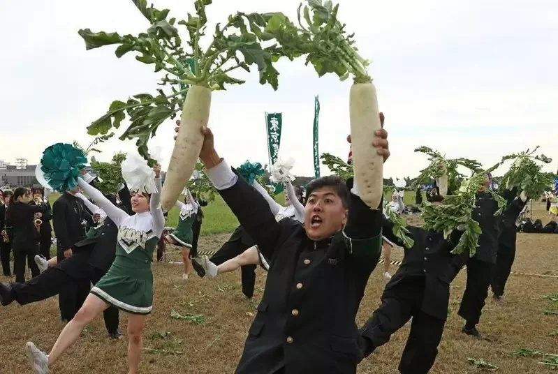 日本棒球場驚見《拿著蘿蔔加油的球迷》一看就知道是哪間學校的校友了？｜高清图片集