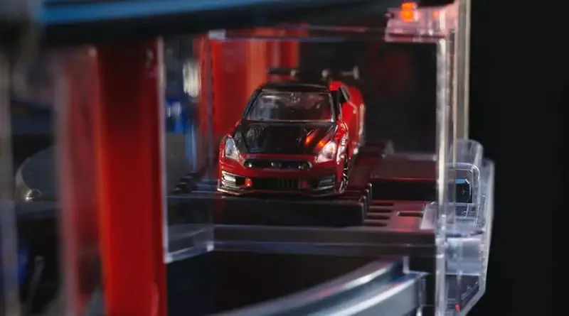 《Tomica立體停車場》共五層樓可停放24輛小車，另有能360度展示車體的電梯效果，買一個回家我可以玩上一整天｜高清图片集