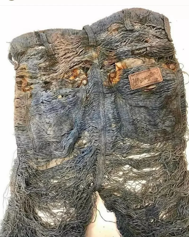 在野外放置play20年的牛仔褲最後會變怎樣？只能說還沒被自然分解的話，最終也變成了超級破損牛仔褲了吧(笑)｜高清图片集