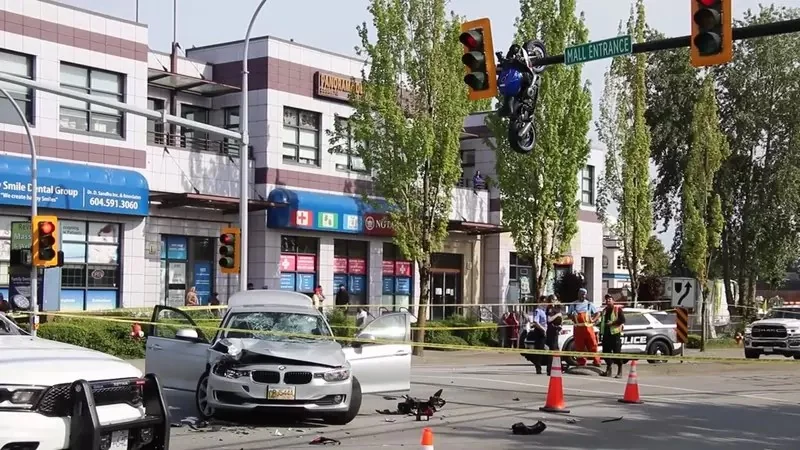 加拿大奇妙的車禍事故《摩托車掛紅綠燈》上面，民眾看見表示:從沒見過這種景象，就像在看電影一樣｜高清图片集