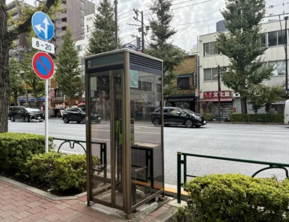 《链锯人》带动圣地巡礼热潮！东京电话亭被鲜花淹没｜高清图片集