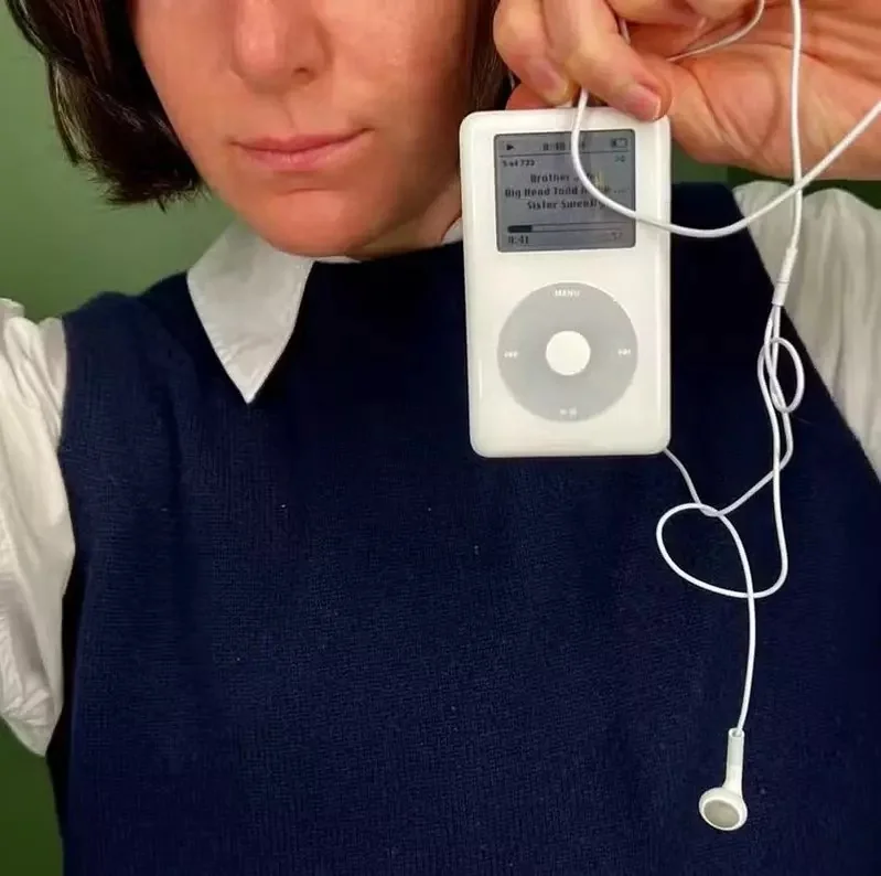 社群風潮《Z世代年輕人的iPod選擇》不為別的就為了閃掉智慧型手機的通知、訊息還有無止盡的演算法｜高清图片集