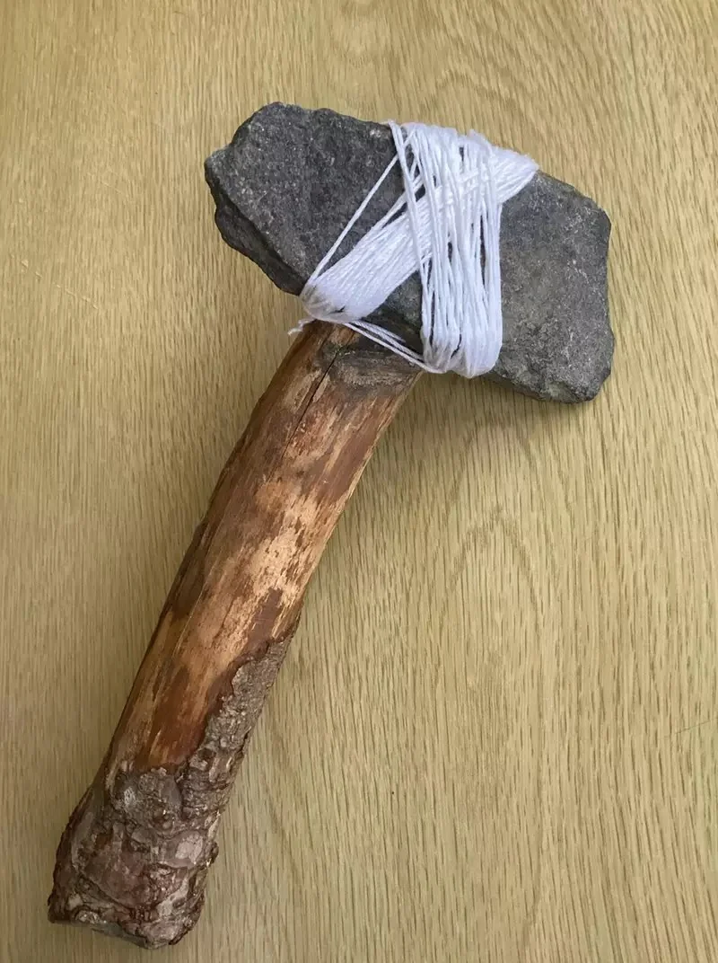 小2男生用路邊撿的木棍與石頭做成了《石斧》馬麻打開書包嚇一跳怎麼會有這種東西！？｜高清图片集