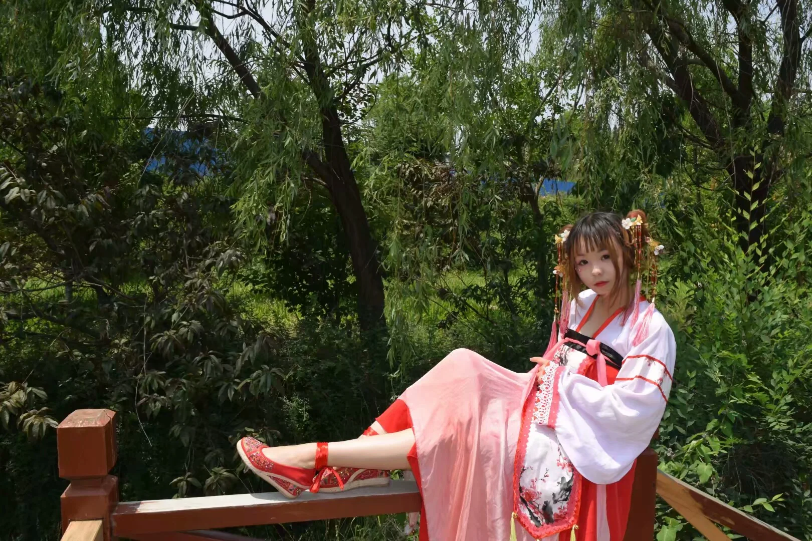 梅花拟人COS写真，粉墙低，梅花照眼，依然旧风味。露痕轻缀。疑净洗铅华，无限佳丽