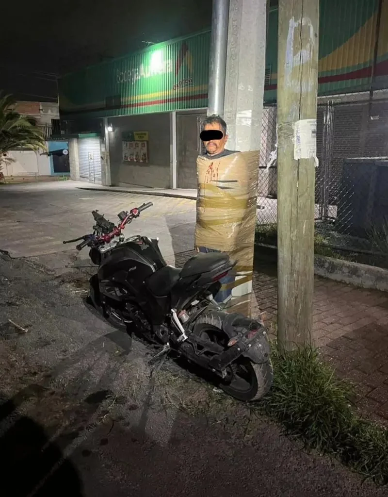 《墨西哥蝙蝠俠》神秘的自警團員秘密抓捕機車竊賊，將人用膠帶固定在電線杆或路燈上面｜高清图片集