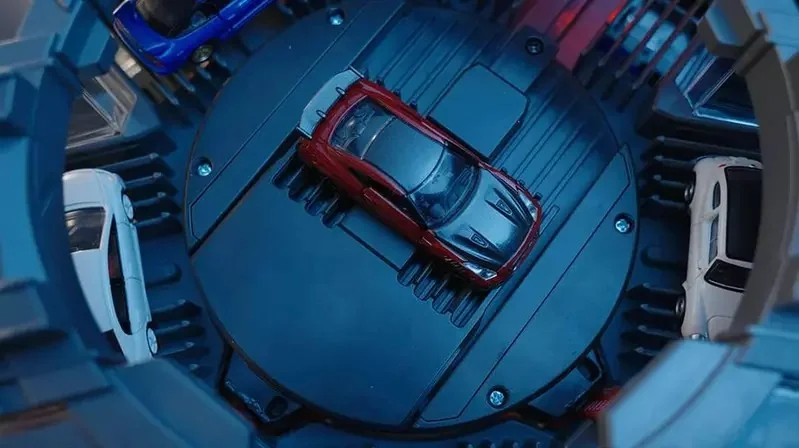 《Tomica立體停車場》共五層樓可停放24輛小車，另有能360度展示車體的電梯效果，買一個回家我可以玩上一整天｜高清图片集