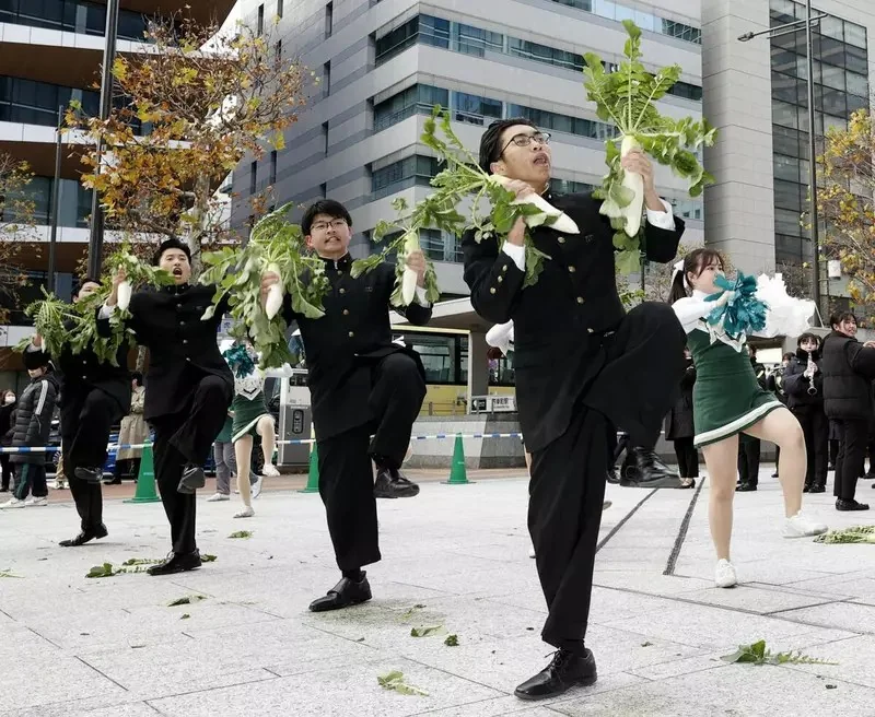 日本棒球場驚見《拿著蘿蔔加油的球迷》一看就知道是哪間學校的校友了？｜高清图片集