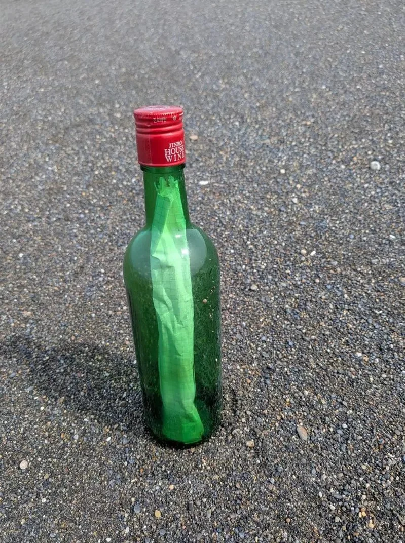 原來在海邊真的撿得到《瓶中信》打開一看留著一段親切的訊息超浪漫｜高清图片集