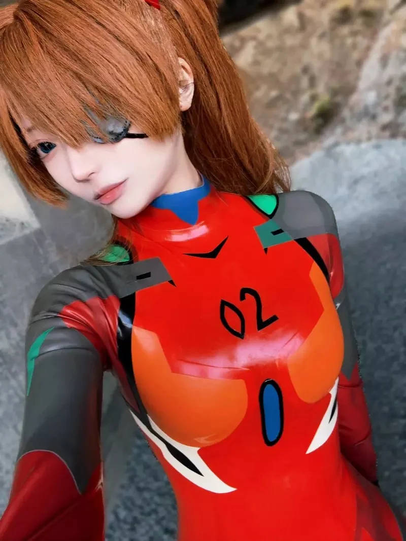 COS写真玩家「neo.omochi」重現《新世紀福音戰士》EVA駕駛員所穿的插入栓服，宛如從動畫中走出來的真實質感，吸引許多網友紛紛按讚