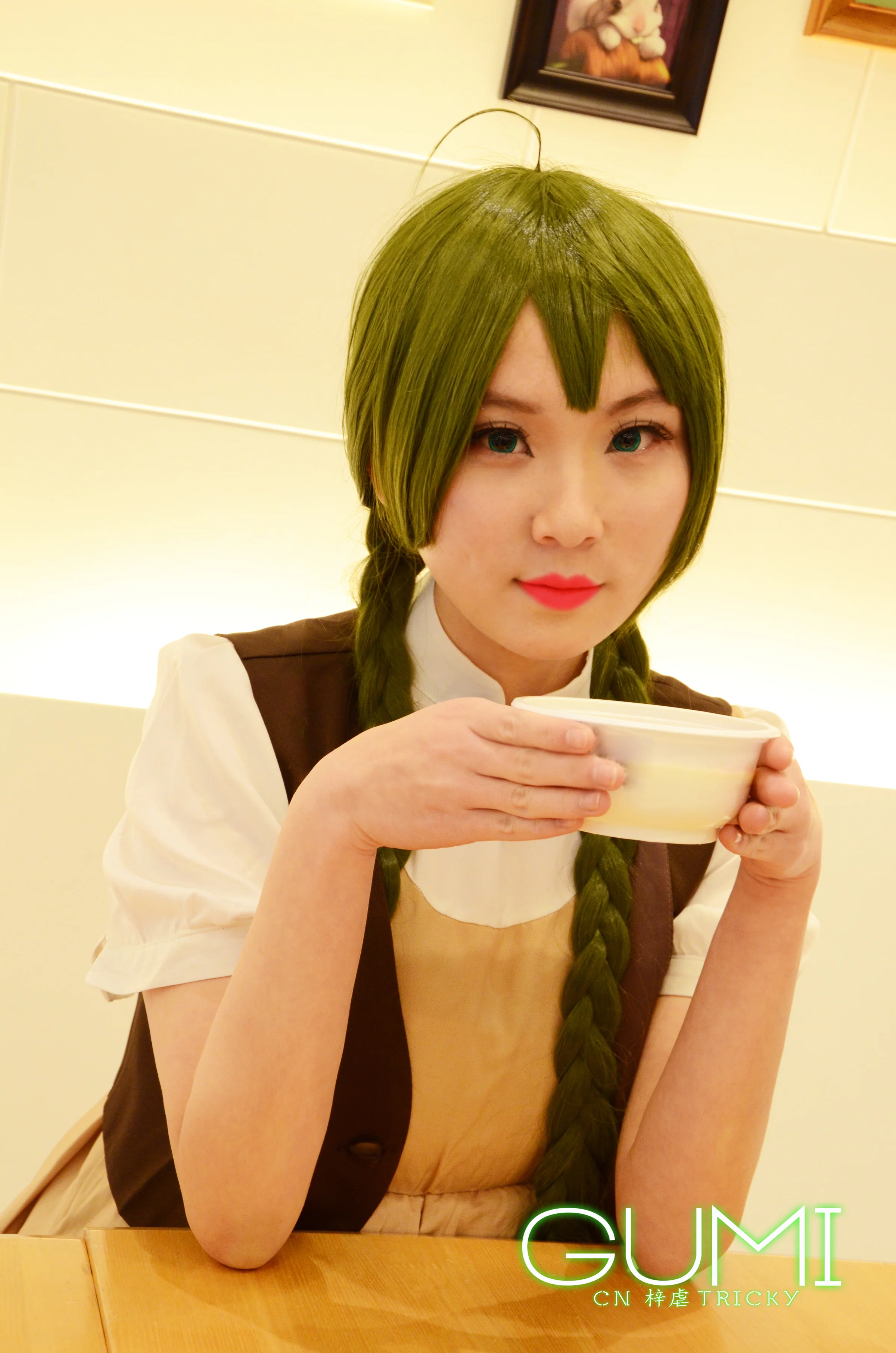 GUMI插画米色短袖裙COS写真