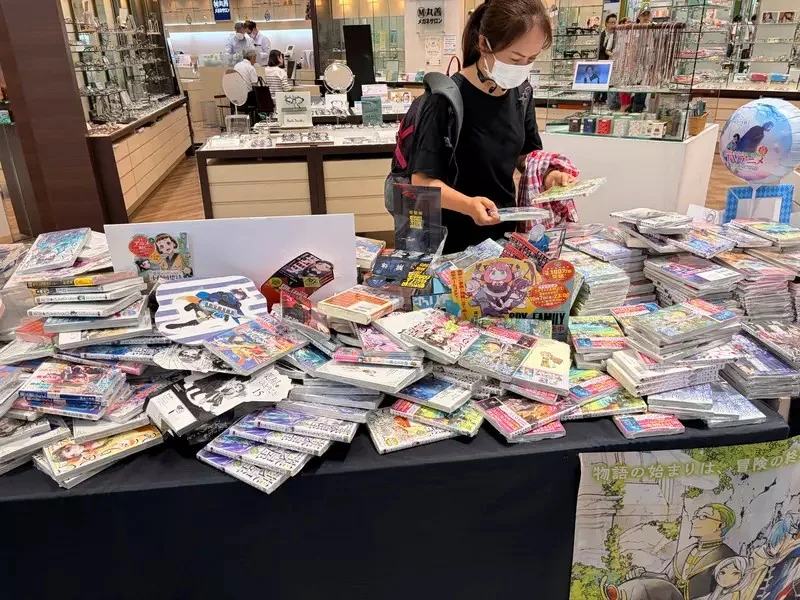 日本出版社促銷《買漫畫送插畫小卡》引爆黃牛狂搶書店宛如颱風過境｜高清图片集