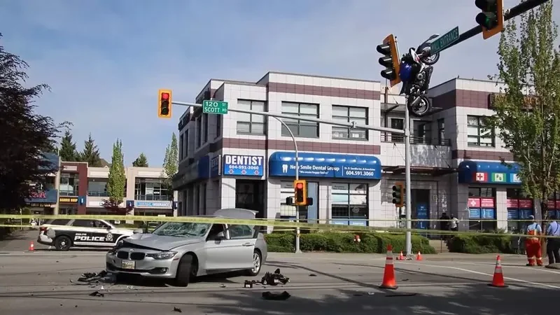 加拿大奇妙的車禍事故《摩托車掛紅綠燈》上面，民眾看見表示:從沒見過這種景象，就像在看電影一樣｜高清图片集
