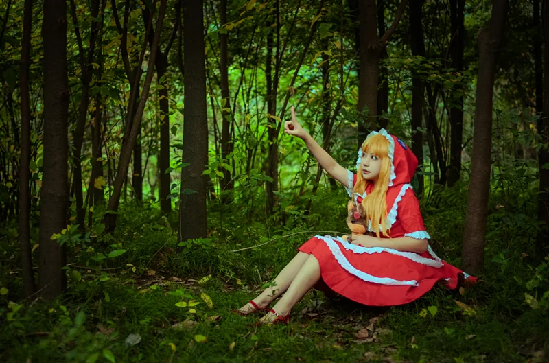 英雄联盟LOL黑暗之女安妮小红帽COS写真