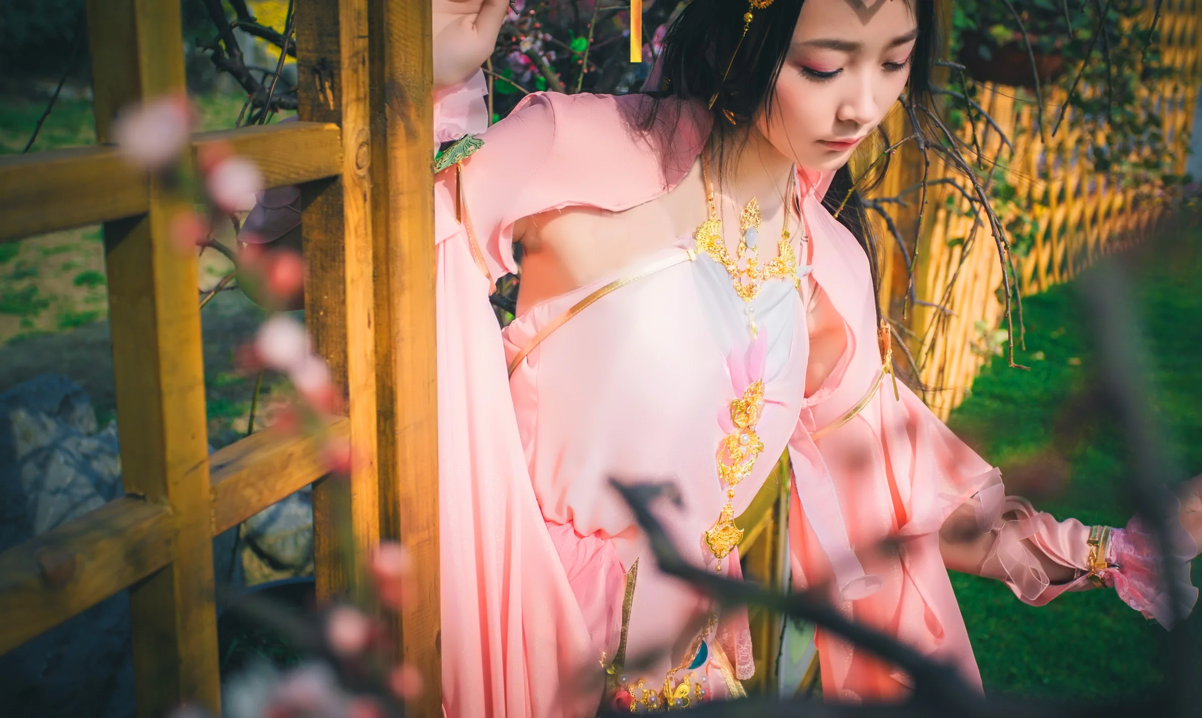 剑网三雪河秀姐COS写真，昔有佳人公孙氏，一曲剑舞动四方